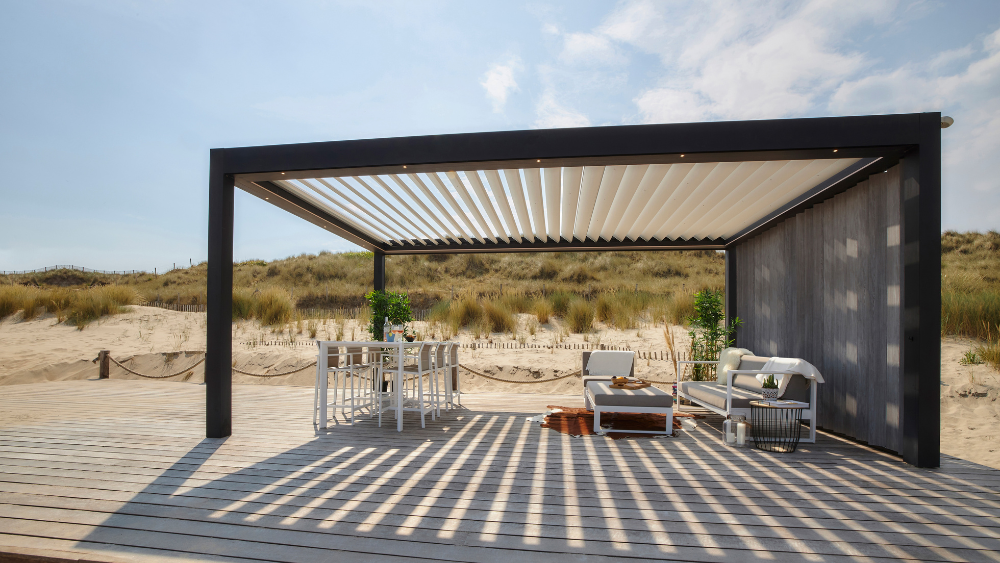 Lamellendach am Strand mit geöffneten Lamellen und vertikal Screens