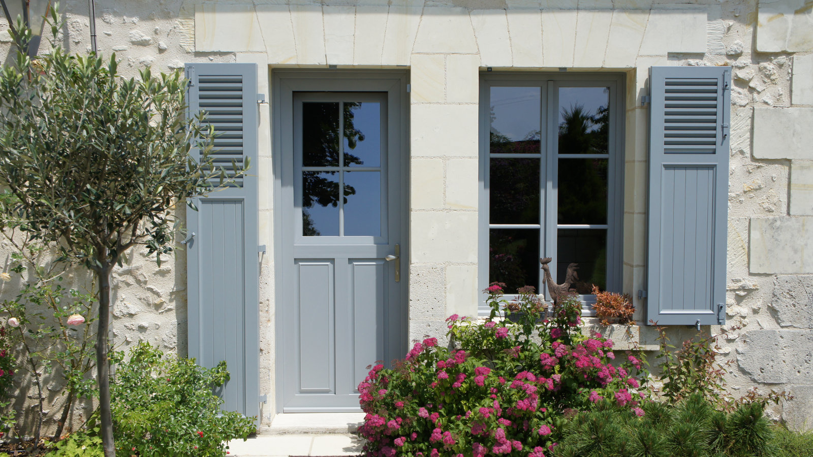 Taupe Klappläden / Fensterläden aus Aluminium mit feststehenden Lamellen für Sinzheim, Rastatt, Bühl, Karlsruhe, Baden-Baden, Gaggenau, Germersheim, Rheinstetten